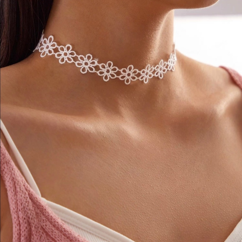 White Floral Choker Necklace ✨